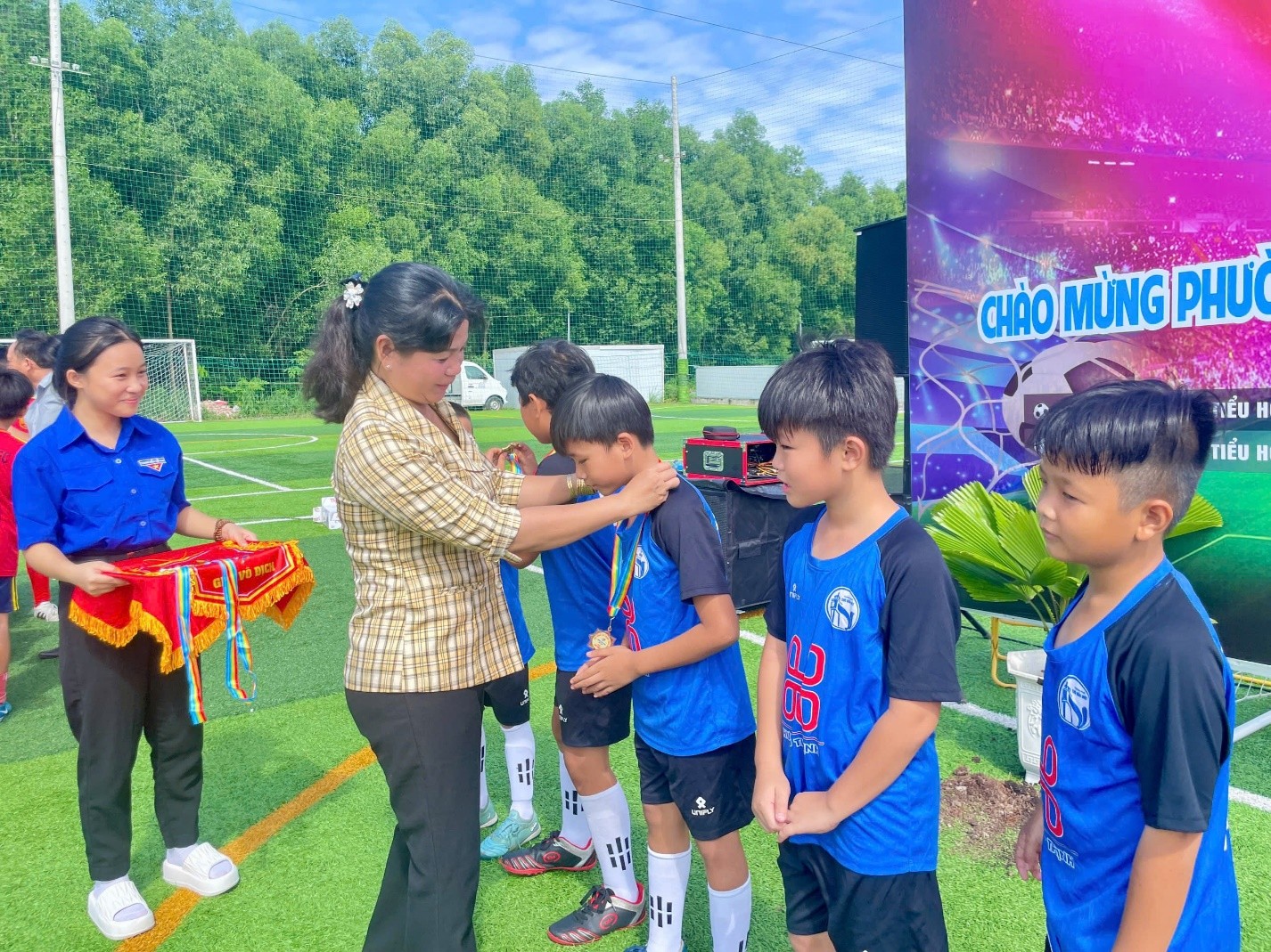 Trường tiểu học Phú Mỹ vinh dự đoạt giải vô địch giải bóng đá thanh thiếu nhi hè năm 2025