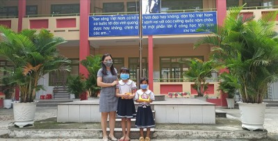 Trao tặng điện thoại cho học sinh khó khăn