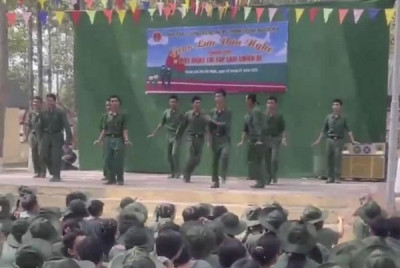 Em tập làm chiến sĩ