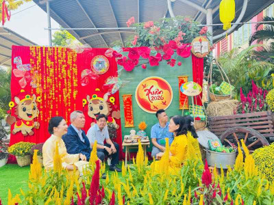 Trường Tiểu học Phú Mỹ hân hoan đón tiếp Ban Giám khảo Hội thi trang trí tiểu cảnh Xuân