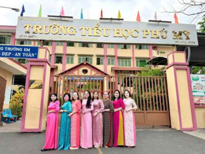 Trường Tiểu học Phú Mỹ rực rỡ hưởng ứng tuần lễ áo dài Chào Mừng 8/3