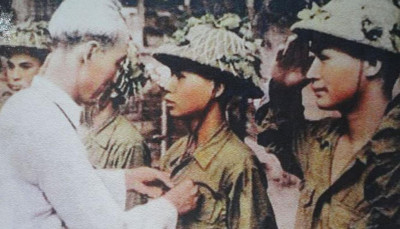 Bác Hồ với bộ đội, thanh niên