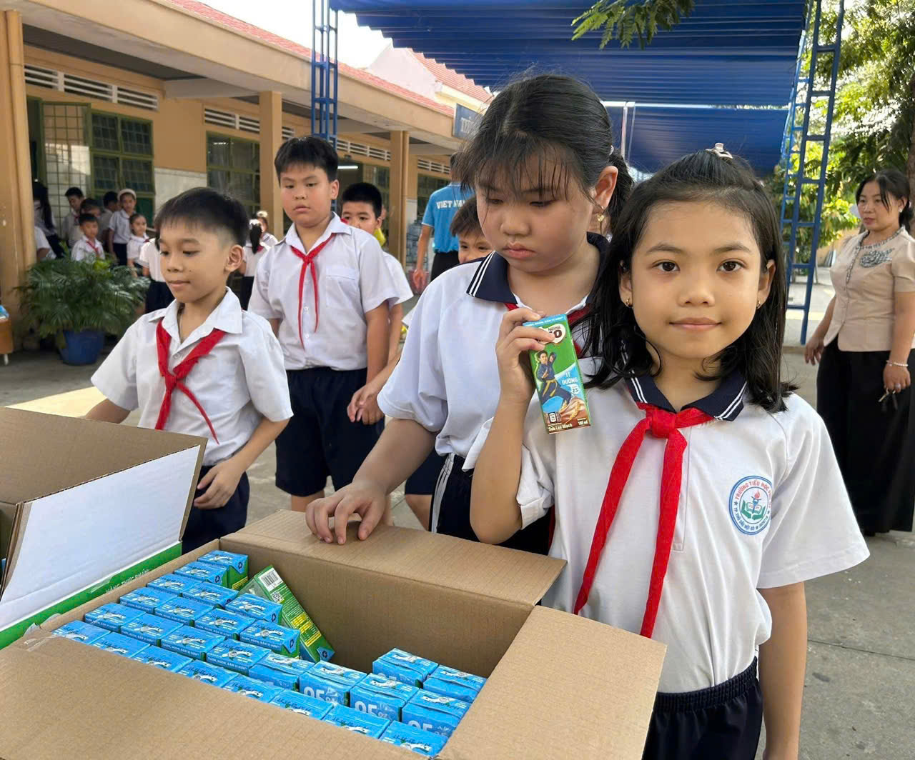 Trao Tặng Sữa NESTLE Cho Học Sinh Năm 2025