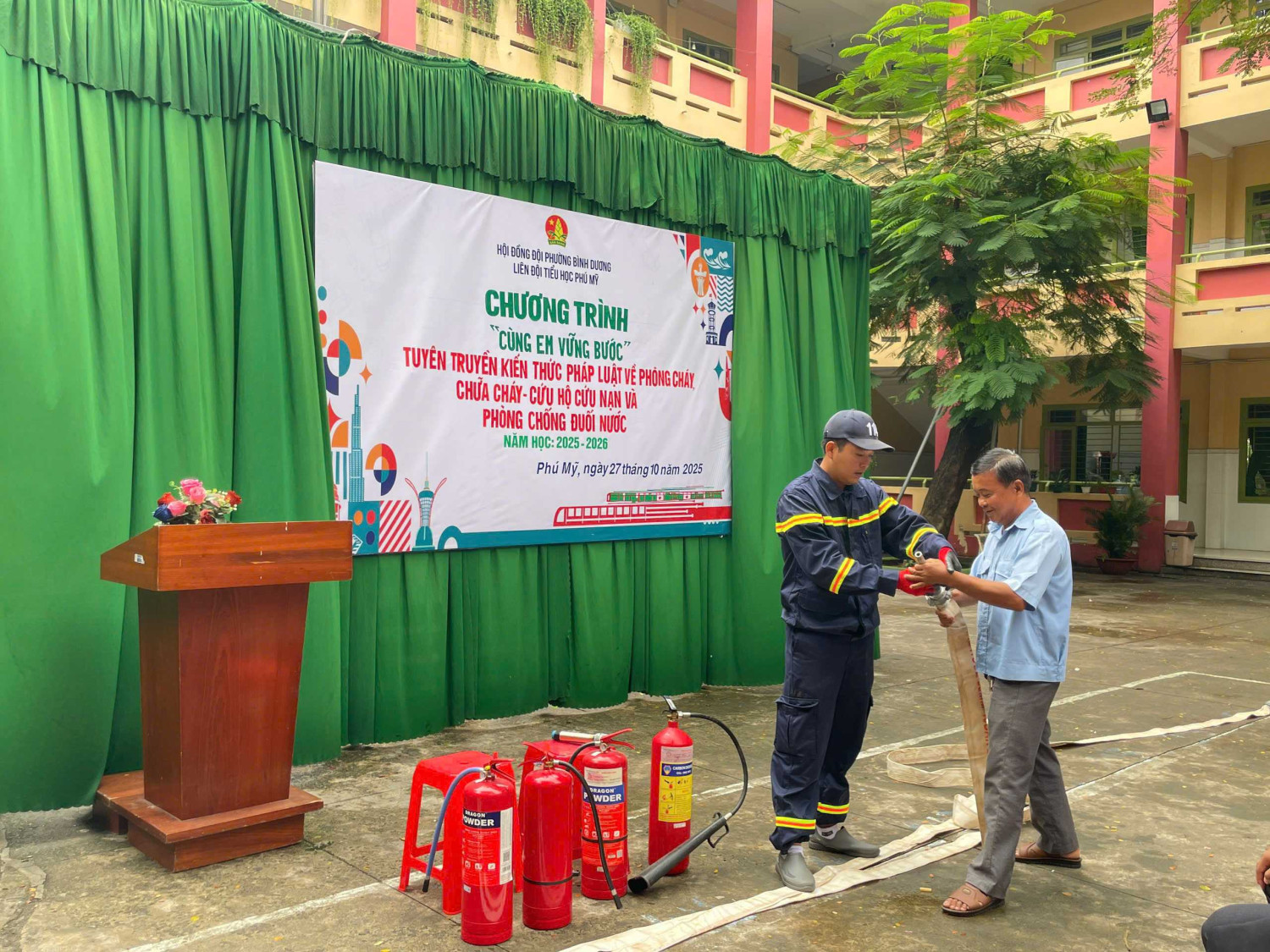 Tập huấn phòng cháy, chữa cháy và cứu nạn, cứu hộ cho đội ngũ giáo viên, nhân viên Trường Tiểu học Phú Mỹ