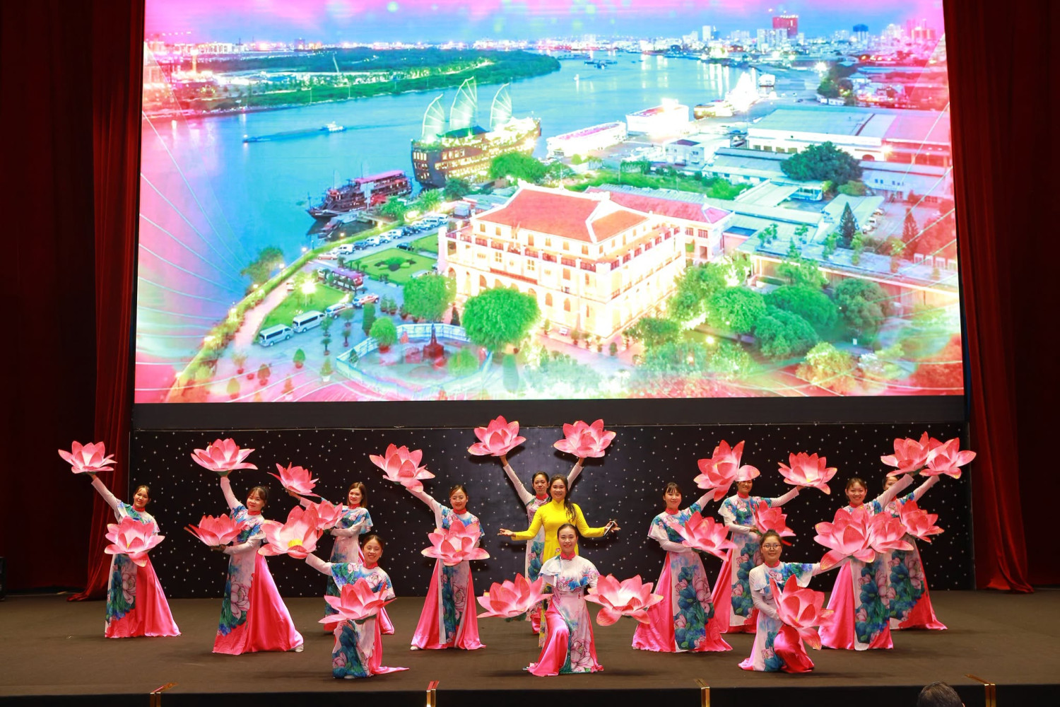 Đảng viên Chi bộ Trường Tiểu học Phú Mỹ tham dự Lễ kỷ niệm 50 năm thành phố Sài Gòn – Gia Định chính thức mang tên chủ tịch Hồ Chí Minh và họp mặt đảng viên nơi cư trú